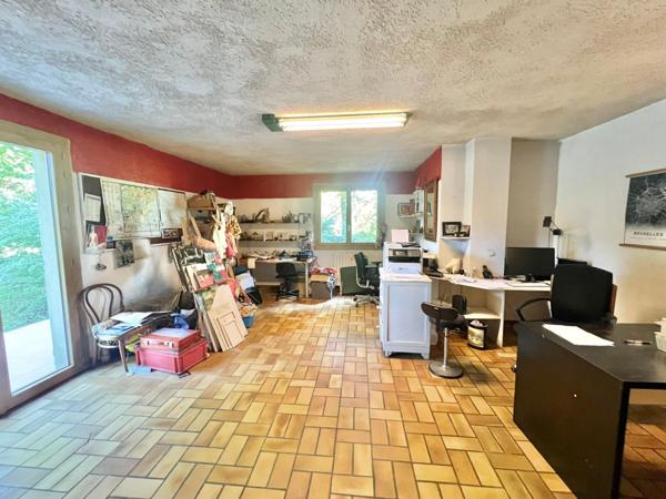 Grande Villa avec terrain clos , dépendance et piscine