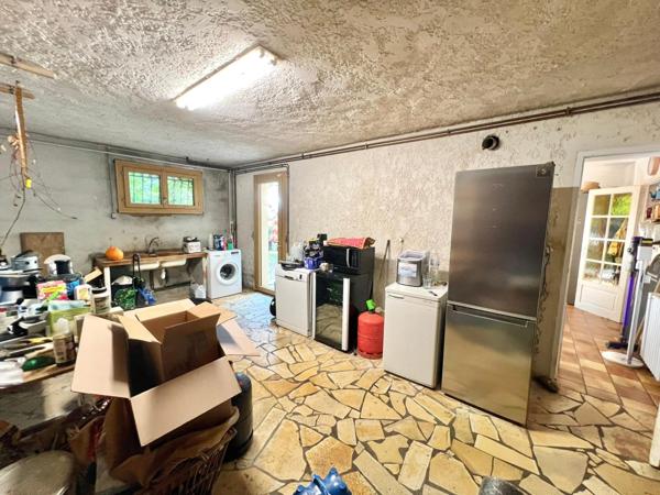 Grande Villa avec terrain clos , dépendance et piscine