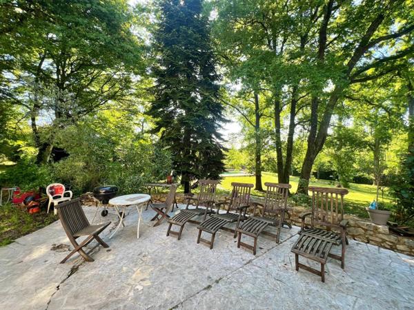 Grande Villa avec terrain clos , dépendance et piscine