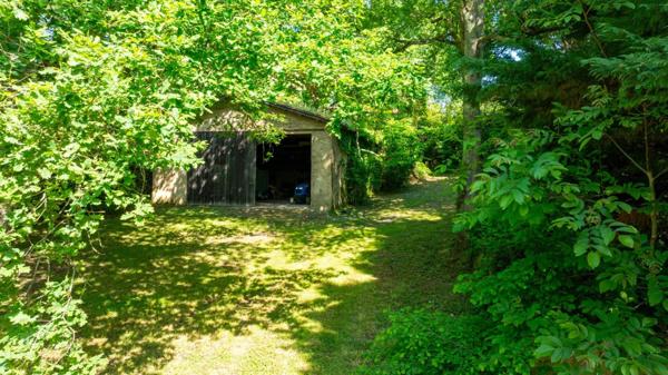 Grande Villa avec terrain clos , dépendance et piscine