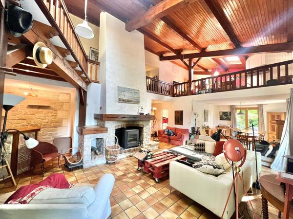 Grande Villa avec terrain clos , dépendance et piscine