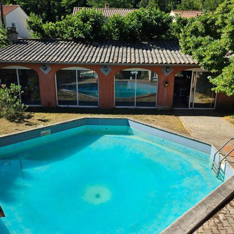 Propriété d'exception de 11 pièces avec piscine, espace bien-être et salle de réception