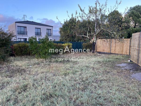 Terrain à LE HAILLAN, 33185 - 567m²