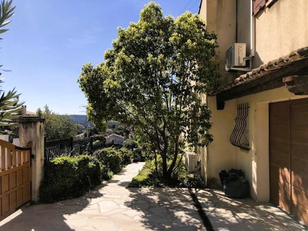 En secteur calme et résidentiel : belle villa traditionnelle T4 avec garage, terrasse et jardin plein Sud