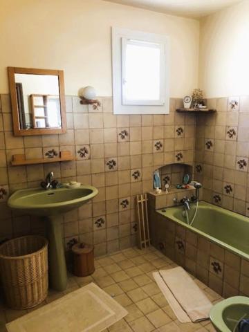 En secteur calme et résidentiel : belle villa traditionnelle T4 avec garage, terrasse et jardin plein Sud