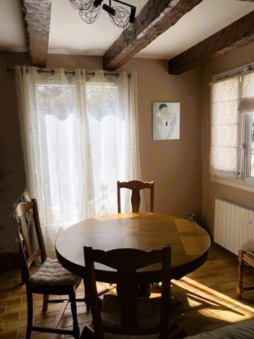 En secteur calme et résidentiel : belle villa traditionnelle T4 avec garage, terrasse et jardin plein Sud