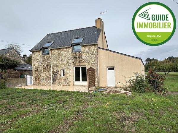 MAISON EN PIERRES DANS UN HAMEAU A GUIDEL.