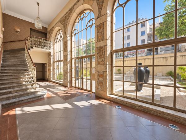 Appartement
         2 pièces
        - 46 m² 259 000 € *