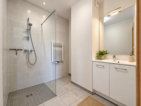Appartement
         2 pièces
        - 46 m² 259 000 € *