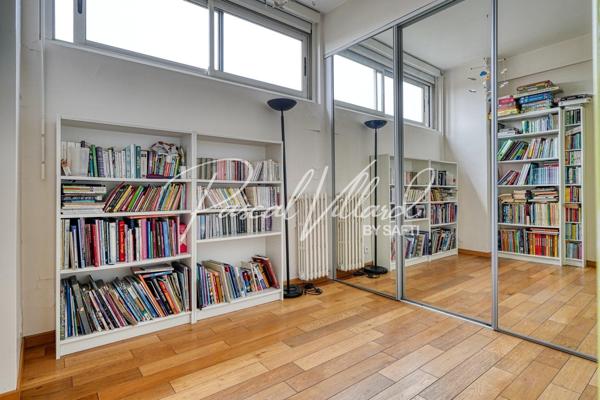 Appartement familial traversant en étage élevé avec 2 balcons dans une résidence sécurisée à Auteuil nord, Paris 16.