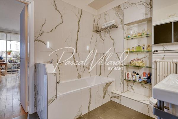 Appartement familial traversant en étage élevé avec 2 balcons dans une résidence sécurisée à Auteuil nord, Paris 16.