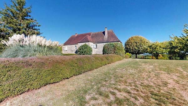 Maison en pierre avec dépendancesj