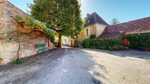 Maison en pierre avec dépendancesj