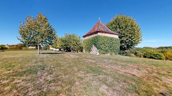 Maison en pierre avec dépendancesj