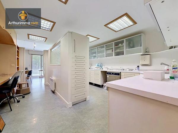 Vente                                                      Bureau
                        
                     7 pièces                      118 m2                     à Ermont