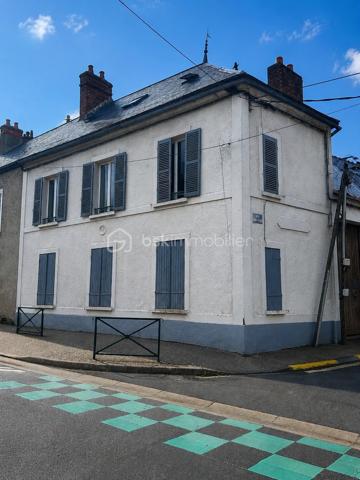 Situé en plein centre-ville d’Angerville, à proximité immédiate des commerces, services et transports, découvrez cet immeuble de rapport offrant un beau potentiel locatif.
L’ensemble se compose de 3 appartements :

Un appartement de 46 m² – 3 pièces
Un appartement de 63 m² – 2 pièces
Un appartement de 61 m² – 3 pièces

Soit une surface habitable totale d’environ 170 m².

L’immeuble bénéficie d’une cour commune et d’un emplacement stratégique, avec la gare d’Angerville permettant de rejoindre Paris Austerlitz et Orléans, ainsi qu’un accès rapide à la N20 direction Paris.
Des travaux de rafraîchissement / rénovation sont à prévoir,, idéal pour investisseur souhaitant développer un projet locatif ou valoriser un patrimoine immobilier.
Caractéristiques :

Chauffage électrique
Assainissement par tout-à-l'égout
Cour commune
Centre-ville
Fort potentiel locatif

Possibilité d’acquérir également la maison voisine pour un projet immobilier plus global. N’hésitez pas à consulter mes autres annonces pour découvrir le détail de cette opportunité complémentaire.
Une belle opportunité d’investissement dans un secteur recherché entre Paris et Orléans.
À découvrir rapidement.