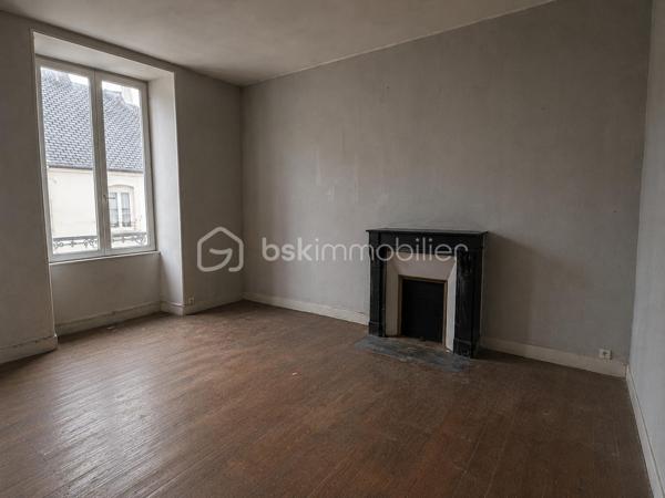 Situé en plein centre-ville d’Angerville, à proximité immédiate des commerces, services et transports, découvrez cet immeuble de rapport offrant un beau potentiel locatif.
L’ensemble se compose de 3 appartements :

Un appartement de 46 m² – 3 pièces
Un appartement de 63 m² – 2 pièces
Un appartement de 61 m² – 3 pièces

Soit une surface habitable totale d’environ 170 m².

L’immeuble bénéficie d’une cour commune et d’un emplacement stratégique, avec la gare d’Angerville permettant de rejoindre Paris Austerlitz et Orléans, ainsi qu’un accès rapide à la N20 direction Paris.
Des travaux de rafraîchissement / rénovation sont à prévoir,, idéal pour investisseur souhaitant développer un projet locatif ou valoriser un patrimoine immobilier.
Caractéristiques :

Chauffage électrique
Assainissement par tout-à-l'égout
Cour commune
Centre-ville
Fort potentiel locatif

Possibilité d’acquérir également la maison voisine pour un projet immobilier plus global. N’hésitez pas à consulter mes autres annonces pour découvrir le détail de cette opportunité complémentaire.
Une belle opportunité d’investissement dans un secteur recherché entre Paris et Orléans.
À découvrir rapidement.
