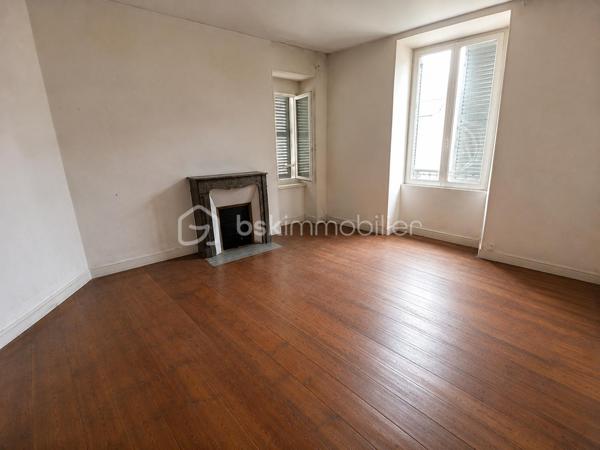 Situé en plein centre-ville d’Angerville, à proximité immédiate des commerces, services et transports, découvrez cet immeuble de rapport offrant un beau potentiel locatif.
L’ensemble se compose de 3 appartements :

Un appartement de 46 m² – 3 pièces
Un appartement de 63 m² – 2 pièces
Un appartement de 61 m² – 3 pièces

Soit une surface habitable totale d’environ 170 m².

L’immeuble bénéficie d’une cour commune et d’un emplacement stratégique, avec la gare d’Angerville permettant de rejoindre Paris Austerlitz et Orléans, ainsi qu’un accès rapide à la N20 direction Paris.
Des travaux de rafraîchissement / rénovation sont à prévoir,, idéal pour investisseur souhaitant développer un projet locatif ou valoriser un patrimoine immobilier.
Caractéristiques :

Chauffage électrique
Assainissement par tout-à-l'égout
Cour commune
Centre-ville
Fort potentiel locatif

Possibilité d’acquérir également la maison voisine pour un projet immobilier plus global. N’hésitez pas à consulter mes autres annonces pour découvrir le détail de cette opportunité complémentaire.
Une belle opportunité d’investissement dans un secteur recherché entre Paris et Orléans.
À découvrir rapidement.