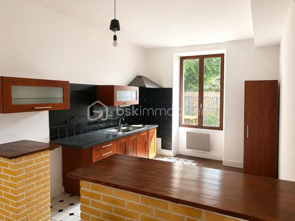 Situé en plein centre-ville d’Angerville, à proximité immédiate des commerces, services et transports, découvrez cet immeuble de rapport offrant un beau potentiel locatif.
L’ensemble se compose de 3 appartements :

Un appartement de 46 m² – 3 pièces
Un appartement de 63 m² – 2 pièces
Un appartement de 61 m² – 3 pièces

Soit une surface habitable totale d’environ 170 m².

L’immeuble bénéficie d’une cour commune et d’un emplacement stratégique, avec la gare d’Angerville permettant de rejoindre Paris Austerlitz et Orléans, ainsi qu’un accès rapide à la N20 direction Paris.
Des travaux de rafraîchissement / rénovation sont à prévoir,, idéal pour investisseur souhaitant développer un projet locatif ou valoriser un patrimoine immobilier.
Caractéristiques :

Chauffage électrique
Assainissement par tout-à-l'égout
Cour commune
Centre-ville
Fort potentiel locatif

Possibilité d’acquérir également la maison voisine pour un projet immobilier plus global. N’hésitez pas à consulter mes autres annonces pour découvrir le détail de cette opportunité complémentaire.
Une belle opportunité d’investissement dans un secteur recherché entre Paris et Orléans.
À découvrir rapidement.