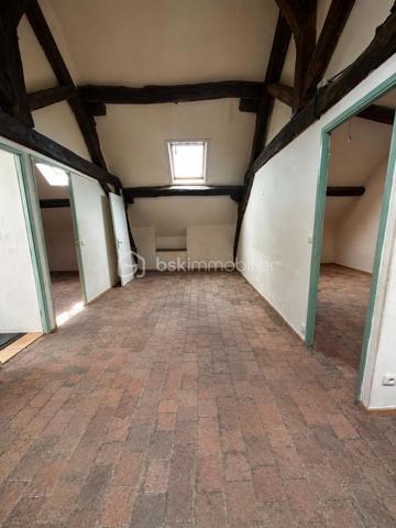 Situé en plein centre-ville d’Angerville, à proximité immédiate des commerces, services et transports, découvrez cet immeuble de rapport offrant un beau potentiel locatif.
L’ensemble se compose de 3 appartements :

Un appartement de 46 m² – 3 pièces
Un appartement de 63 m² – 2 pièces
Un appartement de 61 m² – 3 pièces

Soit une surface habitable totale d’environ 170 m².

L’immeuble bénéficie d’une cour commune et d’un emplacement stratégique, avec la gare d’Angerville permettant de rejoindre Paris Austerlitz et Orléans, ainsi qu’un accès rapide à la N20 direction Paris.
Des travaux de rafraîchissement / rénovation sont à prévoir,, idéal pour investisseur souhaitant développer un projet locatif ou valoriser un patrimoine immobilier.
Caractéristiques :

Chauffage électrique
Assainissement par tout-à-l'égout
Cour commune
Centre-ville
Fort potentiel locatif

Possibilité d’acquérir également la maison voisine pour un projet immobilier plus global. N’hésitez pas à consulter mes autres annonces pour découvrir le détail de cette opportunité complémentaire.
Une belle opportunité d’investissement dans un secteur recherché entre Paris et Orléans.
À découvrir rapidement.