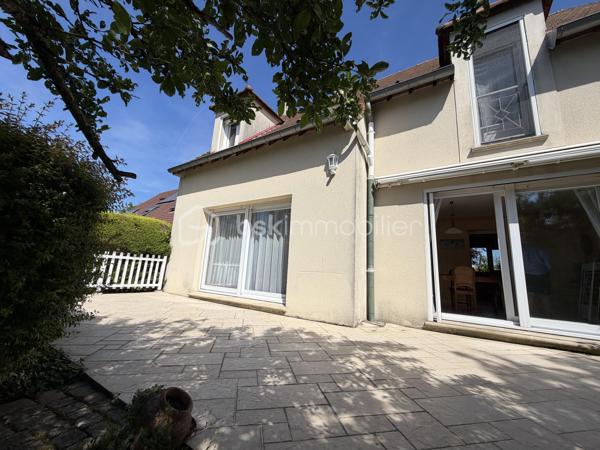 Située dans le quartier Fontaine de l'Orme à Saint-Michel-sur-Orge, Venez découvrir cette agréable maison traditionnelle de 130 M2 habitales édifiée sur un terrain arboré et clôturé de 530 M2.
Au rez-de-chaussée, vous trouverez une entrée avec placard, un double séjour / salle à manger très lumineux avec cheminée insert avec un accès à la terrasse, une cuisine indépendante aménagée et équipée, une chambre, une salle d'eau et un wc indépendant.
A l'étage, un palier dessert quatre chambres avec placard, une salle de bains mixte, baignoire plus douche et un WC indépendant.
La maison bénéficie d'un sous sol total comprenant une buanderie, un atelier et un grand garage pouvant accueillir deux voitures.
Vous apprécierez son environnement paisible, idéal pour une famille, tout en restant proche des commodités, écoles et transports.
A VISITER RAPIDEMENT.