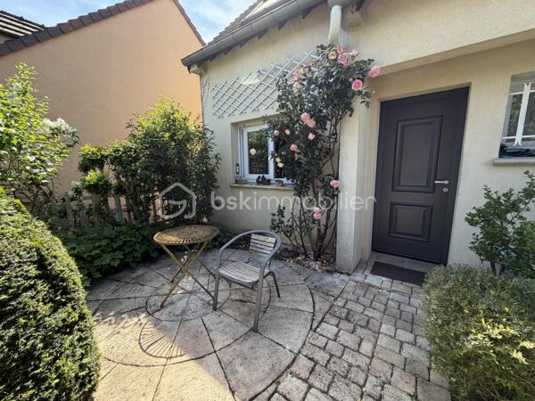 Située dans le quartier Fontaine de l'Orme à Saint-Michel-sur-Orge, Venez découvrir cette agréable maison traditionnelle de 130 M2 habitales édifiée sur un terrain arboré et clôturé de 530 M2.
Au rez-de-chaussée, vous trouverez une entrée avec placard, un double séjour / salle à manger très lumineux avec cheminée insert avec un accès à la terrasse, une cuisine indépendante aménagée et équipée, une chambre, une salle d'eau et un wc indépendant.
A l'étage, un palier dessert quatre chambres avec placard, une salle de bains mixte, baignoire plus douche et un WC indépendant.
La maison bénéficie d'un sous sol total comprenant une buanderie, un atelier et un grand garage pouvant accueillir deux voitures.
Vous apprécierez son environnement paisible, idéal pour une famille, tout en restant proche des commodités, écoles et transports.
A VISITER RAPIDEMENT.