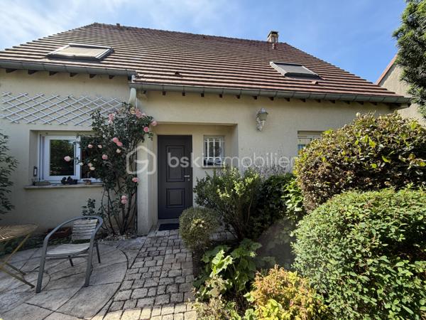 Située dans le quartier Fontaine de l'Orme à Saint-Michel-sur-Orge, Venez découvrir cette agréable maison traditionnelle de 130 M2 habitales édifiée sur un terrain arboré et clôturé de 530 M2.
Au rez-de-chaussée, vous trouverez une entrée avec placard, un double séjour / salle à manger très lumineux avec cheminée insert avec un accès à la terrasse, une cuisine indépendante aménagée et équipée, une chambre, une salle d'eau et un wc indépendant.
A l'étage, un palier dessert quatre chambres avec placard, une salle de bains mixte, baignoire plus douche et un WC indépendant.
La maison bénéficie d'un sous sol total comprenant une buanderie, un atelier et un grand garage pouvant accueillir deux voitures.
Vous apprécierez son environnement paisible, idéal pour une famille, tout en restant proche des commodités, écoles et transports.
A VISITER RAPIDEMENT.