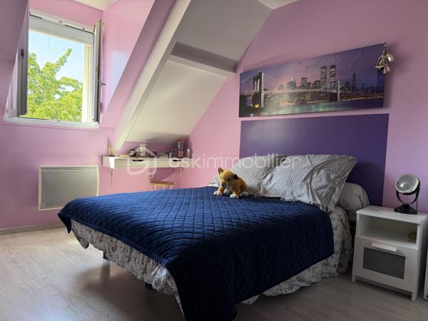Située dans le quartier Fontaine de l'Orme à Saint-Michel-sur-Orge, Venez découvrir cette agréable maison traditionnelle de 130 M2 habitales édifiée sur un terrain arboré et clôturé de 530 M2.
Au rez-de-chaussée, vous trouverez une entrée avec placard, un double séjour / salle à manger très lumineux avec cheminée insert avec un accès à la terrasse, une cuisine indépendante aménagée et équipée, une chambre, une salle d'eau et un wc indépendant.
A l'étage, un palier dessert quatre chambres avec placard, une salle de bains mixte, baignoire plus douche et un WC indépendant.
La maison bénéficie d'un sous sol total comprenant une buanderie, un atelier et un grand garage pouvant accueillir deux voitures.
Vous apprécierez son environnement paisible, idéal pour une famille, tout en restant proche des commodités, écoles et transports.
A VISITER RAPIDEMENT.