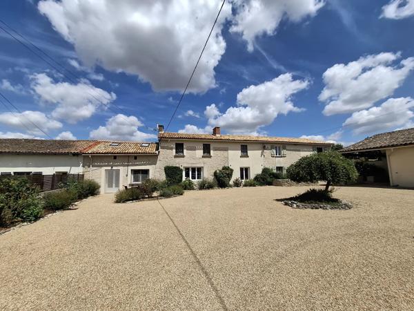 Maison lumineuse et bien présentée avec chambres d'hôtes dans un charmant village rural