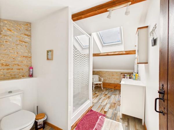 Maison lumineuse et bien présentée avec chambres d'hôtes dans un charmant village rural