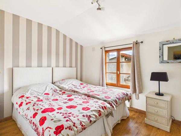 Maison lumineuse et bien présentée avec chambres d'hôtes dans un charmant village rural