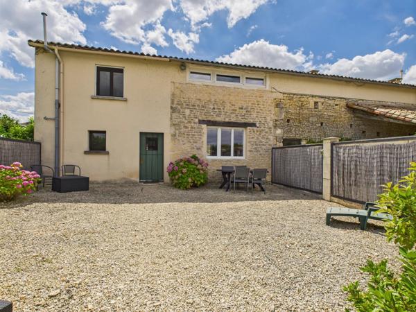 Maison lumineuse et bien présentée avec chambres d'hôtes dans un charmant village rural