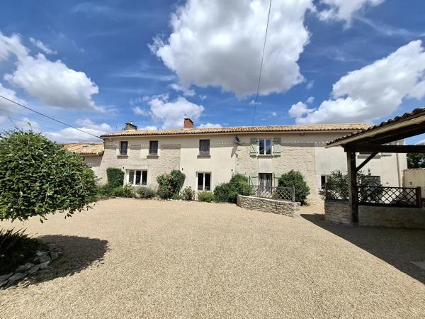 Maison lumineuse et bien présentée avec chambres d'hôtes dans un charmant village rural