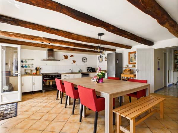 Maison lumineuse et bien présentée avec chambres d'hôtes dans un charmant village rural