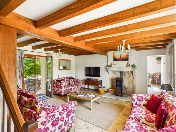 Maison lumineuse et bien présentée avec chambres d'hôtes dans un charmant village rural