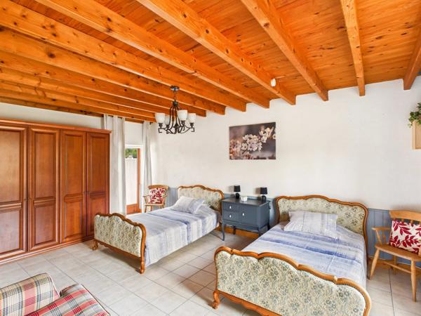 Maison lumineuse et bien présentée avec chambres d'hôtes dans un charmant village rural