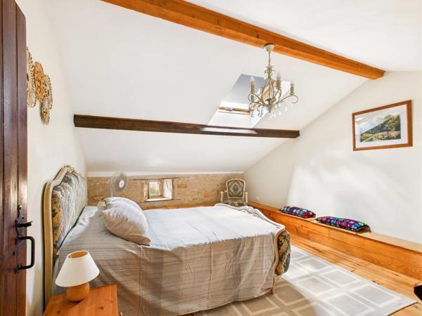 Maison lumineuse et bien présentée avec chambres d'hôtes dans un charmant village rural