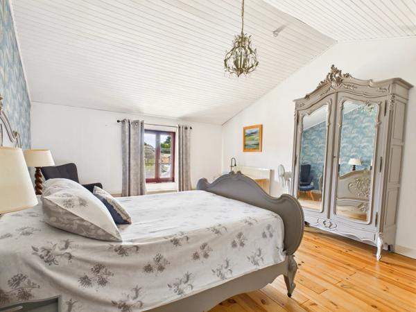 Maison lumineuse et bien présentée avec chambres d'hôtes dans un charmant village rural