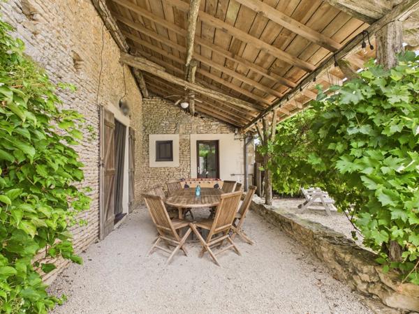 Maison lumineuse et bien présentée avec chambres d'hôtes dans un charmant village rural