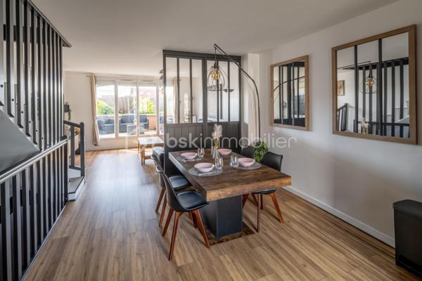 Cette maison de 2009 entièrement rénovée vous offre le confort d'un intérieur "clé en main" : cuisine équipée récente, salle d'eau moderne, sols unifiés, murs blancs. Vous n'avez plus qu'à vous installer, aucuns travaux à prévoir !

Au rez-de-chaussée : une entrée, une chambre, un WC indépendant, une vaste buanderie (transformation en salle de bains possible) et un garage motorisé.

Au premier étage : une cuisine équipée ouverte sur un séjour lumineux, prolongé par une terrasse orientée sud-ouest. C'est vivre en maison sans la contrainte du jardin.

Au deuxième étage : deux chambres et une salle d'eau.

Pompe à chaleur réversible, climatisation, alarme, volets roulants électriques. 

Collège Sonia-Delaunay et école élémentaire Dulcie-September à deux pas. Arrêts de bus TZEN 4 à 400m, RER D à 1000m. Centre commercial Leclerc de Viry-Châtillon à 1500m.