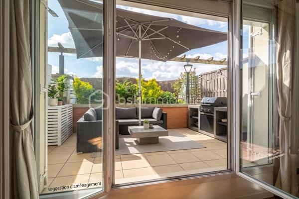 Cette maison de 2009 entièrement rénovée vous offre le confort d'un intérieur "clé en main" : cuisine équipée récente, salle d'eau moderne, sols unifiés, murs blancs. Vous n'avez plus qu'à vous installer, aucuns travaux à prévoir !

Au rez-de-chaussée : une entrée, une chambre, un WC indépendant, une vaste buanderie (transformation en salle de bains possible) et un garage motorisé.

Au premier étage : une cuisine équipée ouverte sur un séjour lumineux, prolongé par une terrasse orientée sud-ouest. C'est vivre en maison sans la contrainte du jardin.

Au deuxième étage : deux chambres et une salle d'eau.

Pompe à chaleur réversible, climatisation, alarme, volets roulants électriques. 

Collège Sonia-Delaunay et école élémentaire Dulcie-September à deux pas. Arrêts de bus TZEN 4 à 400m, RER D à 1000m. Centre commercial Leclerc de Viry-Châtillon à 1500m.