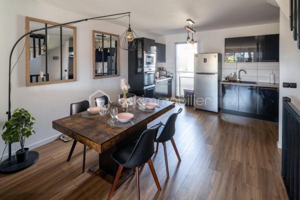 Cette maison de 2009 entièrement rénovée vous offre le confort d'un intérieur "clé en main" : cuisine équipée récente, salle d'eau moderne, sols unifiés, murs blancs. Vous n'avez plus qu'à vous installer, aucuns travaux à prévoir !

Au rez-de-chaussée : une entrée, une chambre, un WC indépendant, une vaste buanderie (transformation en salle de bains possible) et un garage motorisé.

Au premier étage : une cuisine équipée ouverte sur un séjour lumineux, prolongé par une terrasse orientée sud-ouest. C'est vivre en maison sans la contrainte du jardin.

Au deuxième étage : deux chambres et une salle d'eau.

Pompe à chaleur réversible, climatisation, alarme, volets roulants électriques. 

Collège Sonia-Delaunay et école élémentaire Dulcie-September à deux pas. Arrêts de bus TZEN 4 à 400m, RER D à 1000m. Centre commercial Leclerc de Viry-Châtillon à 1500m.