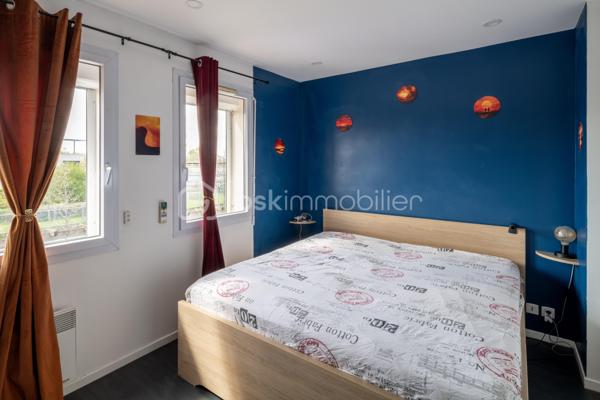 Cette maison de 2009 entièrement rénovée vous offre le confort d'un intérieur "clé en main" : cuisine équipée récente, salle d'eau moderne, sols unifiés, murs blancs. Vous n'avez plus qu'à vous installer, aucuns travaux à prévoir !

Au rez-de-chaussée : une entrée, une chambre, un WC indépendant, une vaste buanderie (transformation en salle de bains possible) et un garage motorisé.

Au premier étage : une cuisine équipée ouverte sur un séjour lumineux, prolongé par une terrasse orientée sud-ouest. C'est vivre en maison sans la contrainte du jardin.

Au deuxième étage : deux chambres et une salle d'eau.

Pompe à chaleur réversible, climatisation, alarme, volets roulants électriques. 

Collège Sonia-Delaunay et école élémentaire Dulcie-September à deux pas. Arrêts de bus TZEN 4 à 400m, RER D à 1000m. Centre commercial Leclerc de Viry-Châtillon à 1500m.