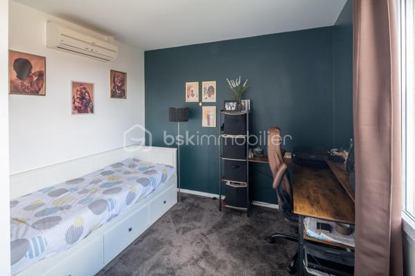 Cette maison de 2009 entièrement rénovée vous offre le confort d'un intérieur "clé en main" : cuisine équipée récente, salle d'eau moderne, sols unifiés, murs blancs. Vous n'avez plus qu'à vous installer, aucuns travaux à prévoir !

Au rez-de-chaussée : une entrée, une chambre, un WC indépendant, une vaste buanderie (transformation en salle de bains possible) et un garage motorisé.

Au premier étage : une cuisine équipée ouverte sur un séjour lumineux, prolongé par une terrasse orientée sud-ouest. C'est vivre en maison sans la contrainte du jardin.

Au deuxième étage : deux chambres et une salle d'eau.

Pompe à chaleur réversible, climatisation, alarme, volets roulants électriques. 

Collège Sonia-Delaunay et école élémentaire Dulcie-September à deux pas. Arrêts de bus TZEN 4 à 400m, RER D à 1000m. Centre commercial Leclerc de Viry-Châtillon à 1500m.