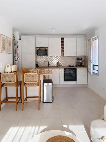 Vous recherchez un appartement récent, sans travaux et avec extérieur ? Ce magnifique F2 de 44 m², construit en 2022, saura vous séduire dès la première visite !

Situé dans une résidence moderne et sécurisée, encore couverte par la garantie décennale, il offre un cadre de vie agréable à proximité de toutes les commodités.

🏡 Côté intérieur :

Belle pièce de vie lumineuse avec salon-séjour et cuisine ouverte entièrement équipée.
Une chambre confortable et bien agencée.
Salle d’eau contemporaine avec douche et WC.
🌿 Côté extérieur :

Un agréable jardin privatif, parfait pour profiter des beaux jours, recevoir vos proches ou créer votre espace détente.
🚗 Les plus qui font la différence :

Appartement récent de 2022.
Garantie décennale en cours.
Chauffage individuel au gaz.
Fibre optique installée.
Deux stationnements en sous-sol dont un box fermé.
Aucun travaux à prévoir.
📍 Emplacement privilégié à Villeron
À quelques minutes de l’aéroport Roissy-Charles-de-Gaulle, des axes routiers principaux (A1, N104), des commerces, écoles et transports, tout en profitant du calme d’une commune recherchée.

💰 Prix : 219 000 € FAI

Une opportunité rare sur le secteur, idéale pour une première acquisition, un pied-à-terre ou un investissement de qualité.

📞 N’attendez plus pour organiser une visite et découvrir tout le potentiel de ce bien !