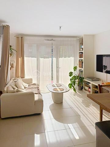Vous recherchez un appartement récent, sans travaux et avec extérieur ? Ce magnifique F2 de 44 m², construit en 2022, saura vous séduire dès la première visite !

Situé dans une résidence moderne et sécurisée, encore couverte par la garantie décennale, il offre un cadre de vie agréable à proximité de toutes les commodités.

🏡 Côté intérieur :

Belle pièce de vie lumineuse avec salon-séjour et cuisine ouverte entièrement équipée.
Une chambre confortable et bien agencée.
Salle d’eau contemporaine avec douche et WC.
🌿 Côté extérieur :

Un agréable jardin privatif, parfait pour profiter des beaux jours, recevoir vos proches ou créer votre espace détente.
🚗 Les plus qui font la différence :

Appartement récent de 2022.
Garantie décennale en cours.
Chauffage individuel au gaz.
Fibre optique installée.
Deux stationnements en sous-sol dont un box fermé.
Aucun travaux à prévoir.
📍 Emplacement privilégié à Villeron
À quelques minutes de l’aéroport Roissy-Charles-de-Gaulle, des axes routiers principaux (A1, N104), des commerces, écoles et transports, tout en profitant du calme d’une commune recherchée.

💰 Prix : 219 000 € FAI

Une opportunité rare sur le secteur, idéale pour une première acquisition, un pied-à-terre ou un investissement de qualité.

📞 N’attendez plus pour organiser une visite et découvrir tout le potentiel de ce bien !