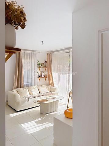 Vous recherchez un appartement récent, sans travaux et avec extérieur ? Ce magnifique F2 de 44 m², construit en 2022, saura vous séduire dès la première visite !

Situé dans une résidence moderne et sécurisée, encore couverte par la garantie décennale, il offre un cadre de vie agréable à proximité de toutes les commodités.

🏡 Côté intérieur :

Belle pièce de vie lumineuse avec salon-séjour et cuisine ouverte entièrement équipée.
Une chambre confortable et bien agencée.
Salle d’eau contemporaine avec douche et WC.
🌿 Côté extérieur :

Un agréable jardin privatif, parfait pour profiter des beaux jours, recevoir vos proches ou créer votre espace détente.
🚗 Les plus qui font la différence :

Appartement récent de 2022.
Garantie décennale en cours.
Chauffage individuel au gaz.
Fibre optique installée.
Deux stationnements en sous-sol dont un box fermé.
Aucun travaux à prévoir.
📍 Emplacement privilégié à Villeron
À quelques minutes de l’aéroport Roissy-Charles-de-Gaulle, des axes routiers principaux (A1, N104), des commerces, écoles et transports, tout en profitant du calme d’une commune recherchée.

💰 Prix : 219 000 € FAI

Une opportunité rare sur le secteur, idéale pour une première acquisition, un pied-à-terre ou un investissement de qualité.

📞 N’attendez plus pour organiser une visite et découvrir tout le potentiel de ce bien !