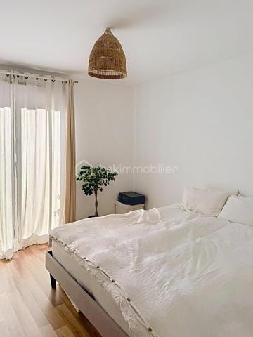 Vous recherchez un appartement récent, sans travaux et avec extérieur ? Ce magnifique F2 de 44 m², construit en 2022, saura vous séduire dès la première visite !

Situé dans une résidence moderne et sécurisée, encore couverte par la garantie décennale, il offre un cadre de vie agréable à proximité de toutes les commodités.

🏡 Côté intérieur :

Belle pièce de vie lumineuse avec salon-séjour et cuisine ouverte entièrement équipée.
Une chambre confortable et bien agencée.
Salle d’eau contemporaine avec douche et WC.
🌿 Côté extérieur :

Un agréable jardin privatif, parfait pour profiter des beaux jours, recevoir vos proches ou créer votre espace détente.
🚗 Les plus qui font la différence :

Appartement récent de 2022.
Garantie décennale en cours.
Chauffage individuel au gaz.
Fibre optique installée.
Deux stationnements en sous-sol dont un box fermé.
Aucun travaux à prévoir.
📍 Emplacement privilégié à Villeron
À quelques minutes de l’aéroport Roissy-Charles-de-Gaulle, des axes routiers principaux (A1, N104), des commerces, écoles et transports, tout en profitant du calme d’une commune recherchée.

💰 Prix : 219 000 € FAI

Une opportunité rare sur le secteur, idéale pour une première acquisition, un pied-à-terre ou un investissement de qualité.

📞 N’attendez plus pour organiser une visite et découvrir tout le potentiel de ce bien !