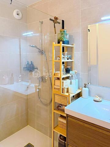 Vous recherchez un appartement récent, sans travaux et avec extérieur ? Ce magnifique F2 de 44 m², construit en 2022, saura vous séduire dès la première visite !

Situé dans une résidence moderne et sécurisée, encore couverte par la garantie décennale, il offre un cadre de vie agréable à proximité de toutes les commodités.

🏡 Côté intérieur :

Belle pièce de vie lumineuse avec salon-séjour et cuisine ouverte entièrement équipée.
Une chambre confortable et bien agencée.
Salle d’eau contemporaine avec douche et WC.
🌿 Côté extérieur :

Un agréable jardin privatif, parfait pour profiter des beaux jours, recevoir vos proches ou créer votre espace détente.
🚗 Les plus qui font la différence :

Appartement récent de 2022.
Garantie décennale en cours.
Chauffage individuel au gaz.
Fibre optique installée.
Deux stationnements en sous-sol dont un box fermé.
Aucun travaux à prévoir.
📍 Emplacement privilégié à Villeron
À quelques minutes de l’aéroport Roissy-Charles-de-Gaulle, des axes routiers principaux (A1, N104), des commerces, écoles et transports, tout en profitant du calme d’une commune recherchée.

💰 Prix : 219 000 € FAI

Une opportunité rare sur le secteur, idéale pour une première acquisition, un pied-à-terre ou un investissement de qualité.

📞 N’attendez plus pour organiser une visite et découvrir tout le potentiel de ce bien !