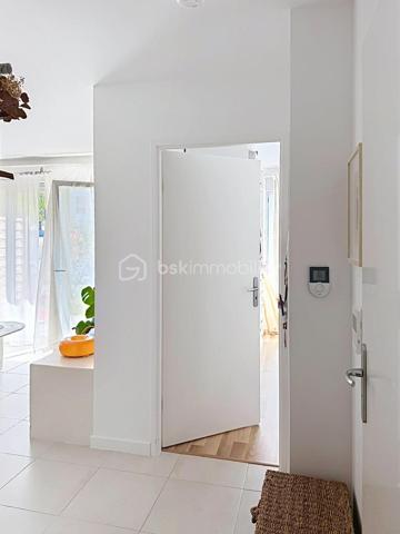 Vous recherchez un appartement récent, sans travaux et avec extérieur ? Ce magnifique F2 de 44 m², construit en 2022, saura vous séduire dès la première visite !

Situé dans une résidence moderne et sécurisée, encore couverte par la garantie décennale, il offre un cadre de vie agréable à proximité de toutes les commodités.

🏡 Côté intérieur :

Belle pièce de vie lumineuse avec salon-séjour et cuisine ouverte entièrement équipée.
Une chambre confortable et bien agencée.
Salle d’eau contemporaine avec douche et WC.
🌿 Côté extérieur :

Un agréable jardin privatif, parfait pour profiter des beaux jours, recevoir vos proches ou créer votre espace détente.
🚗 Les plus qui font la différence :

Appartement récent de 2022.
Garantie décennale en cours.
Chauffage individuel au gaz.
Fibre optique installée.
Deux stationnements en sous-sol dont un box fermé.
Aucun travaux à prévoir.
📍 Emplacement privilégié à Villeron
À quelques minutes de l’aéroport Roissy-Charles-de-Gaulle, des axes routiers principaux (A1, N104), des commerces, écoles et transports, tout en profitant du calme d’une commune recherchée.

💰 Prix : 219 000 € FAI

Une opportunité rare sur le secteur, idéale pour une première acquisition, un pied-à-terre ou un investissement de qualité.

📞 N’attendez plus pour organiser une visite et découvrir tout le potentiel de ce bien !